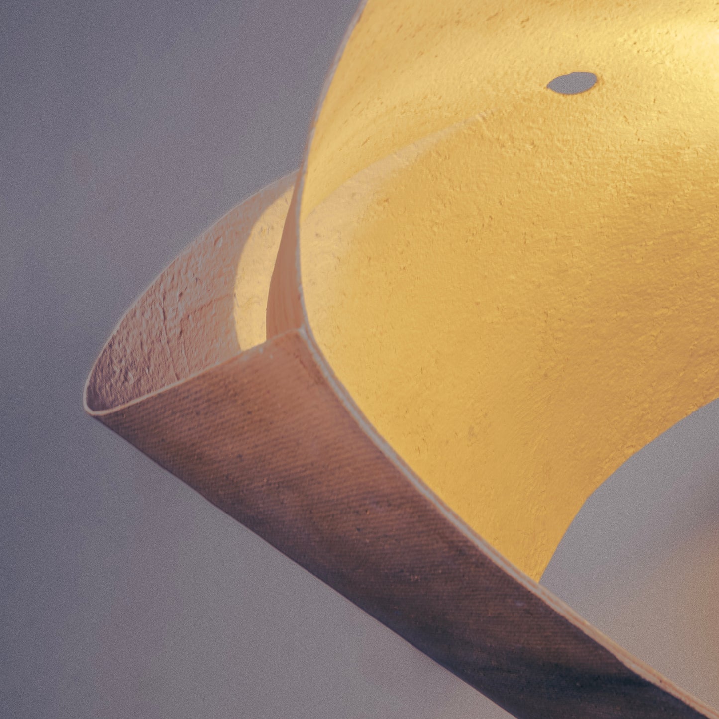 Luminaire évoquant les toit des bâtiments de l'architecture traditionnelle japonaise. Un luminaire artisanal en papier recyclé fabriqué à partir d'une seul feuille de épaisse et courbée.