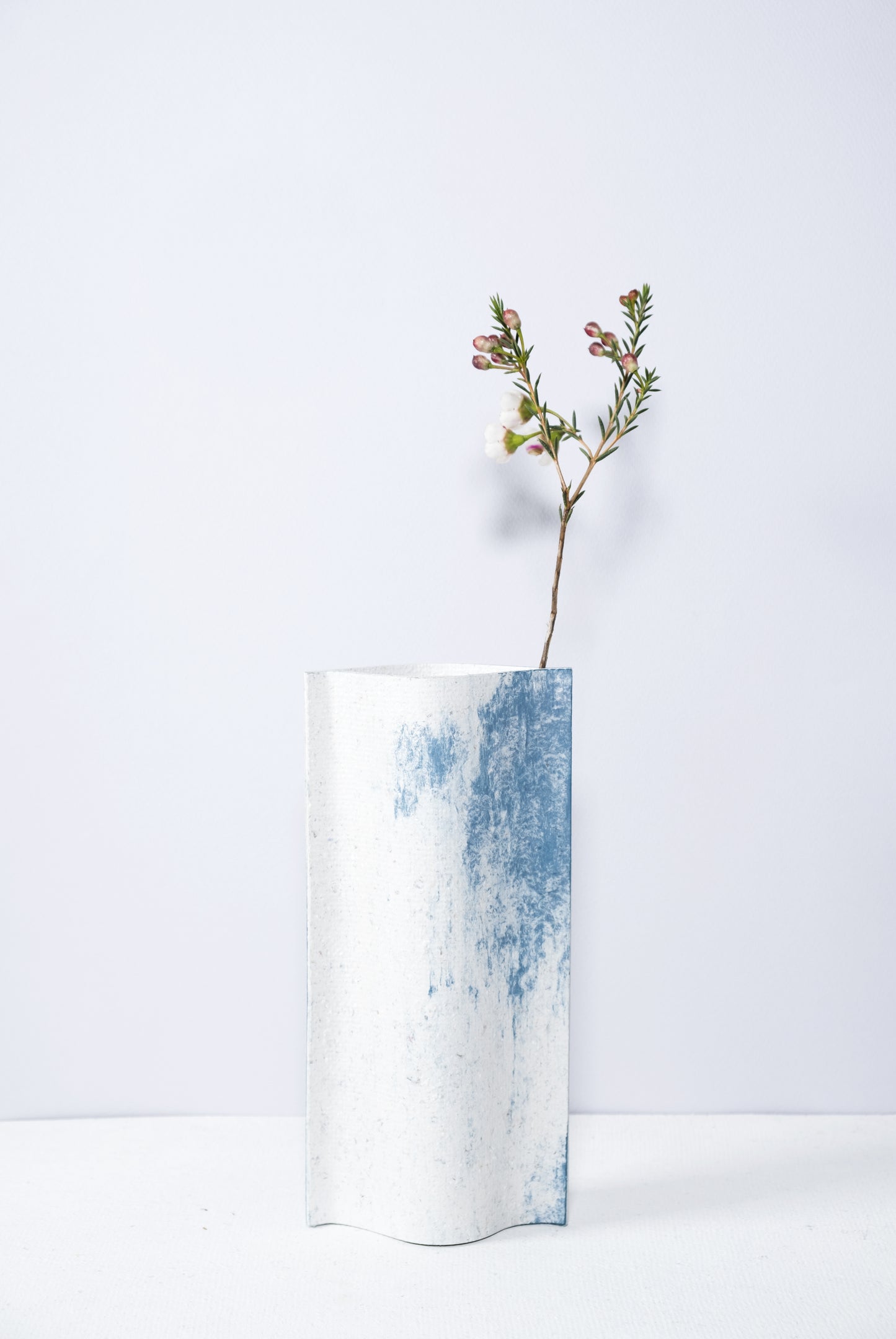 Vase de créateurs artisanal et écologique avec des marbrures bleues et blanches. Objet d'artiste pour décoration d'intérieur originale.