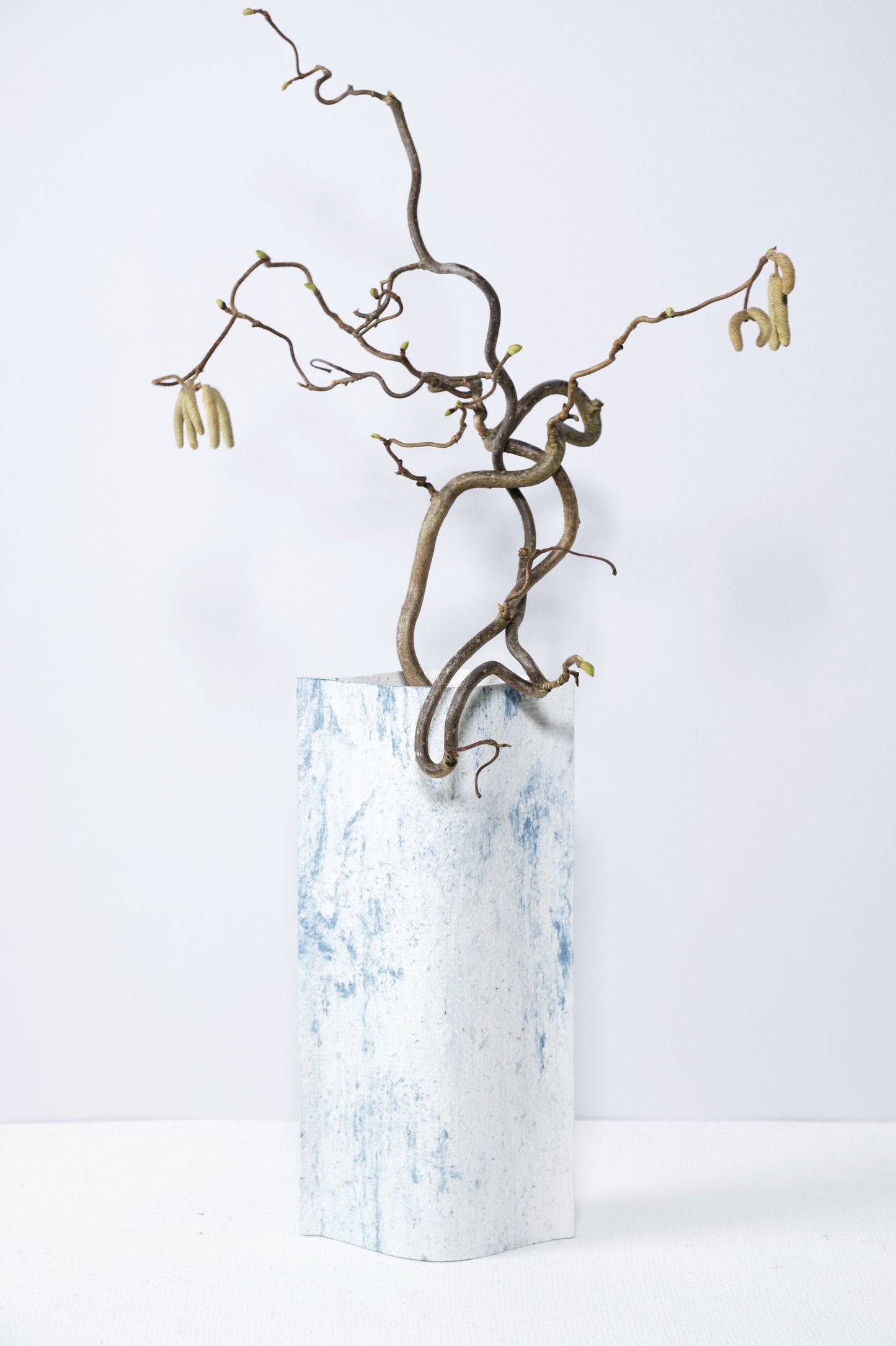 Vase de créateurs artisanal et écologique avec des marbrures bleues et blanches. Objet d'artiste pour décoration d'intérieur originale.