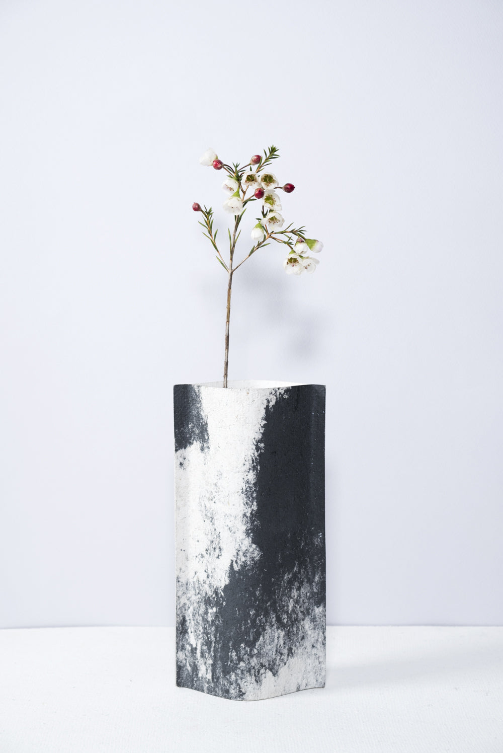 Vase de créateurs artisanal et écologique avec des marbrures noires et blanches. Objet d'artiste et accessoires de décoration pour décoration d'intérieur originale.