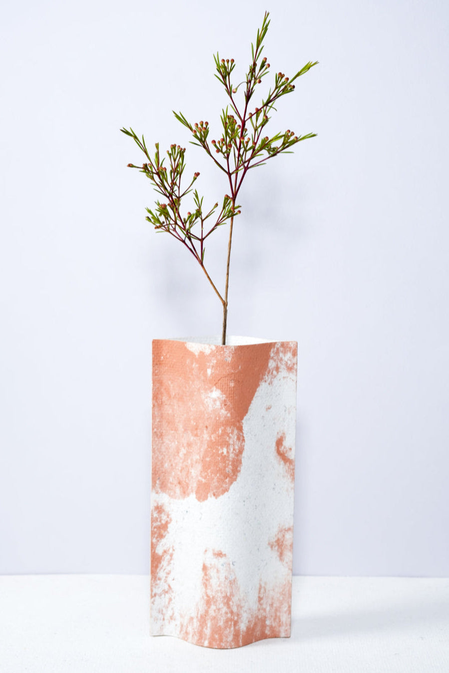 Vase de créateurs artisanal et écologique avec des marbrures terracotta et blanches. Objet d'artiste pour décoration d'intérieur originale.