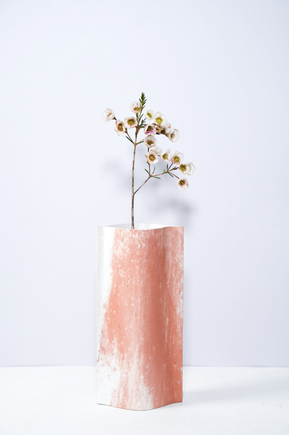 Vase de créateurs artisanal et écologique avec des marbrures noires et blanches. Objet d'artiste et accessoires de décoration pour décoration d'intérieur originale.