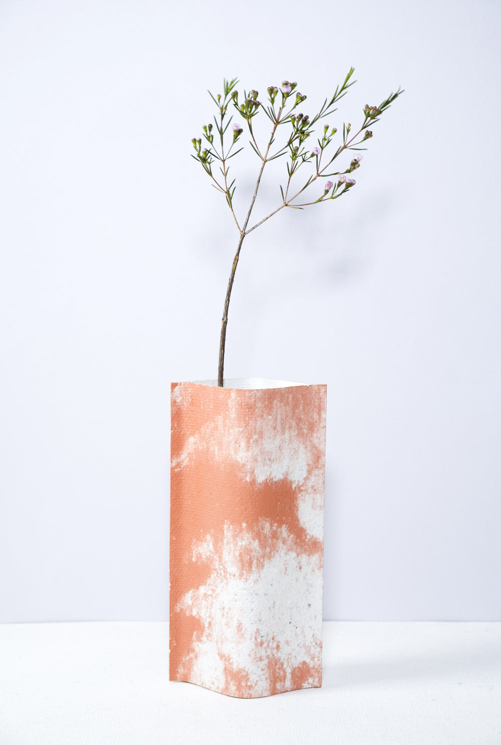 Vase de créateurs artisanal et écologique avec des marbrures terracotta et blanches. Objet d'artiste pour décoration d'intérieur originale.