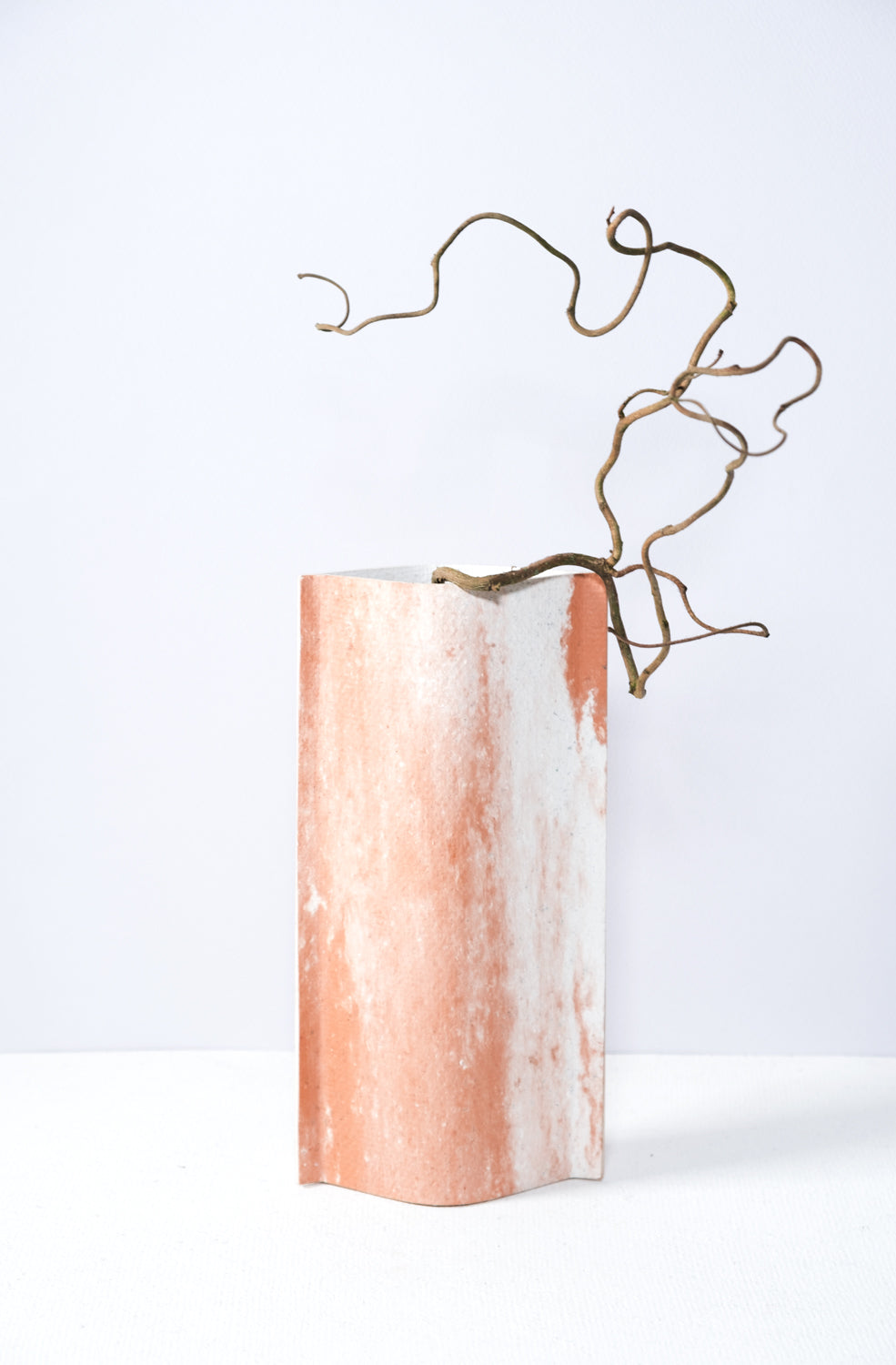 Vase de créateurs artisanal et écologique avec des marbrures terracotta et blanches. Objet d'artiste et accessoires de décoration pour décoration d'intérieur originale.
