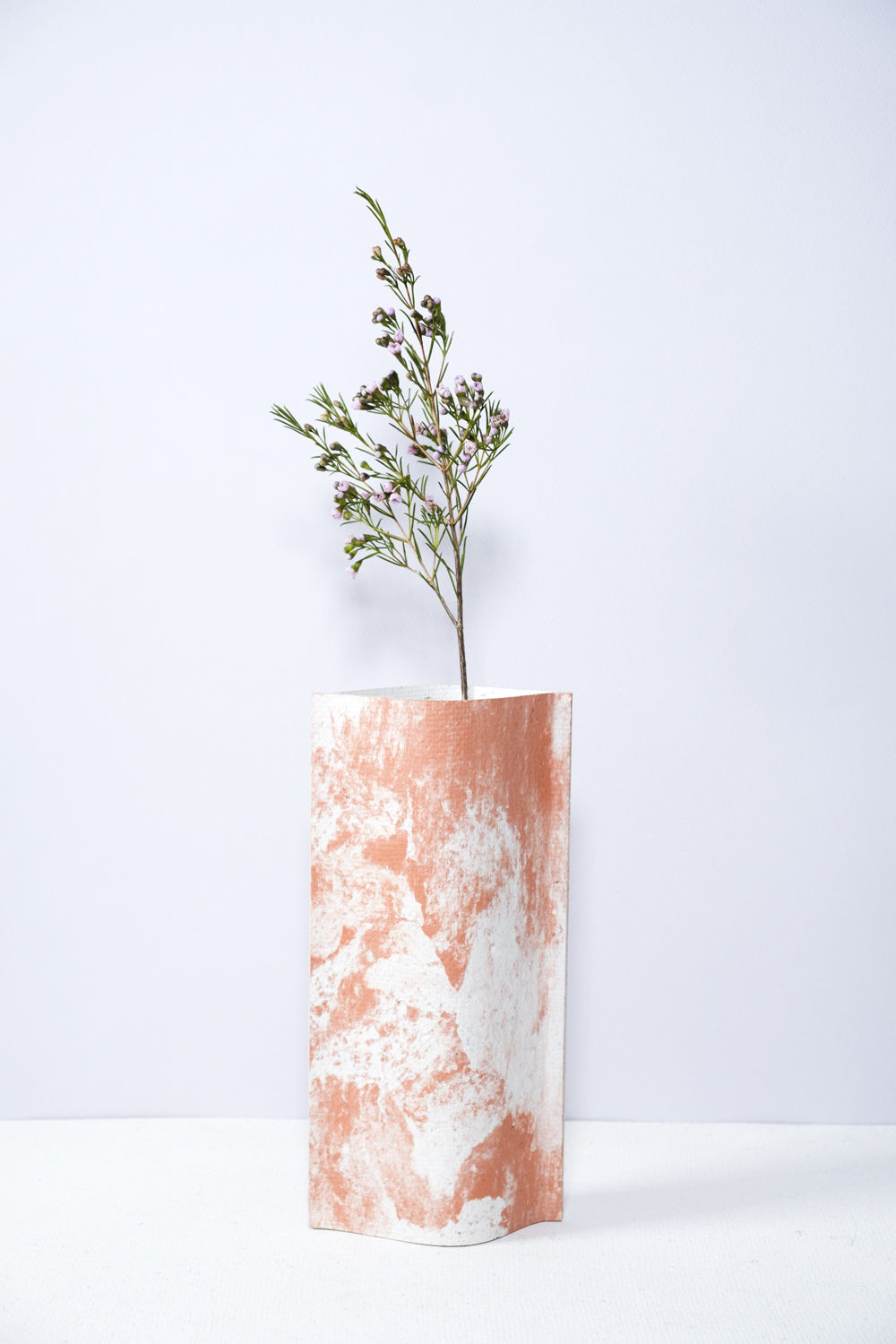 Vase de créateurs artisanal et écologique avec des marbrures terracotta et blanches. Objet d'artiste pour décoration d'intérieur originale.