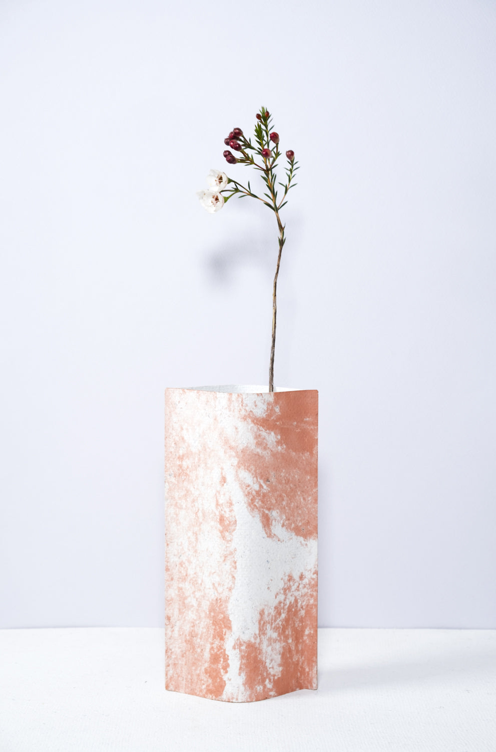 Vase de créateurs artisanal et écologique avec des marbrures terracotta et blanches. Objet d'artiste et accessoires de décoration pour décoration d'intérieur originale.