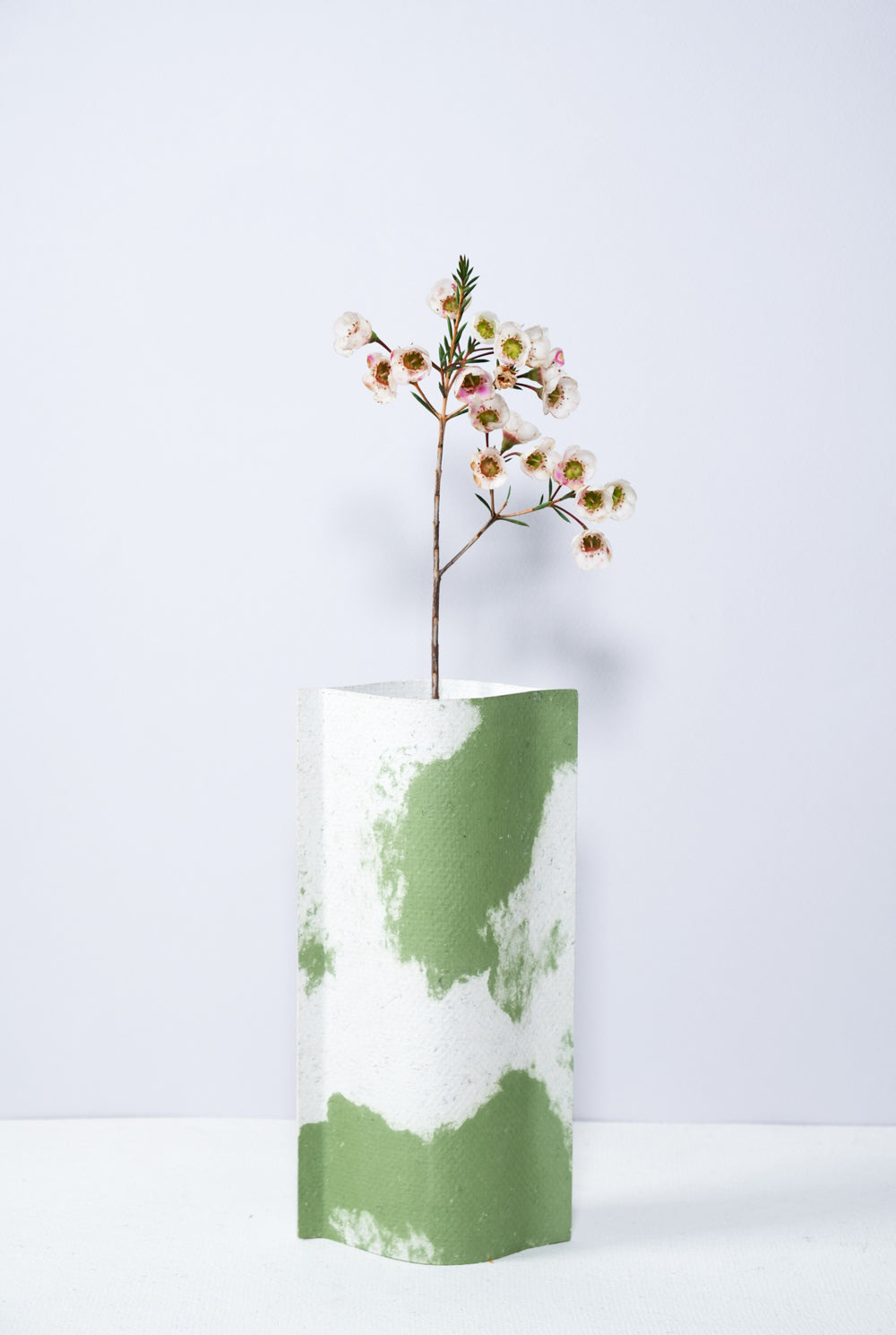 Vase de créateurs artisanal et écologique avec des marbrures noires et blanches. Objet d'artiste et accessoires de décoration pour décoration d'intérieur originale.