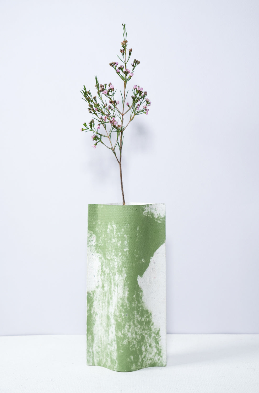 Vase de créateurs artisanal et écologique avec des marbrures vertes et blanches. Objet d'artiste pour décoration d'intérieur originale.