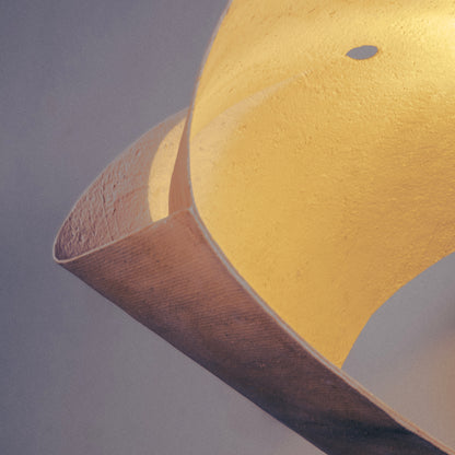 Luminaire évoquant les toit des bâtiments de l'architecture traditionnelle japonaise. Un luminaire artisanal en papier recyclé fabriqué à partir d'une seul feuille de épaisse et courbée.
