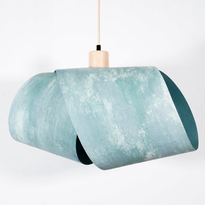 Luminaire de créateur design artisanal et écologique avec des marbrures vertes et blanches. Objet d'artiste inspiré par les lignes courbes et architecturales pour décoration d'intérieur originale.  