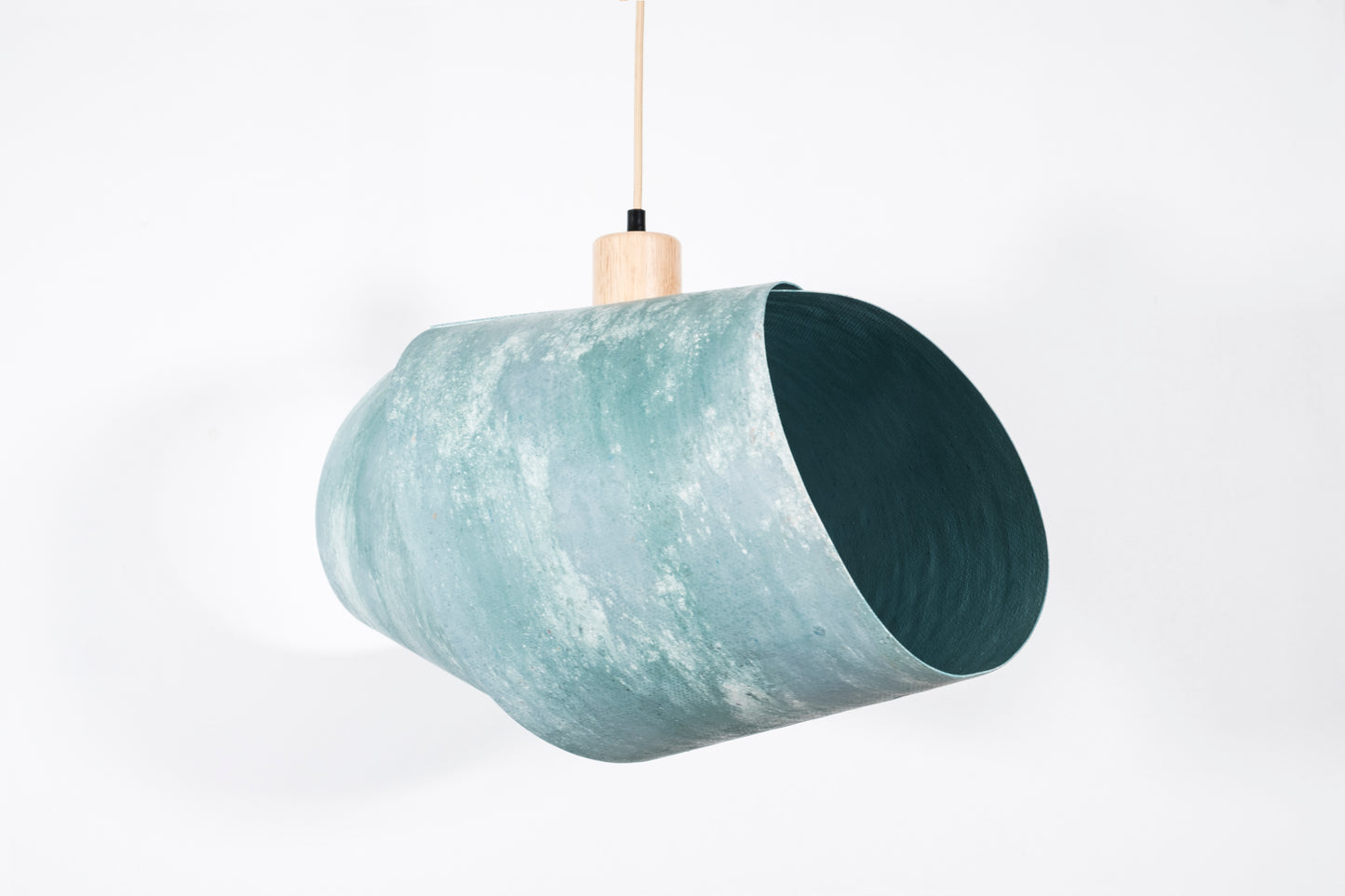 Luminaire de créateur design artisanal et écologique avec des marbrures vertes et blanches. Objet d'artiste inspiré par les lignes courbes et architecturales pour décoration d'intérieur originale.  