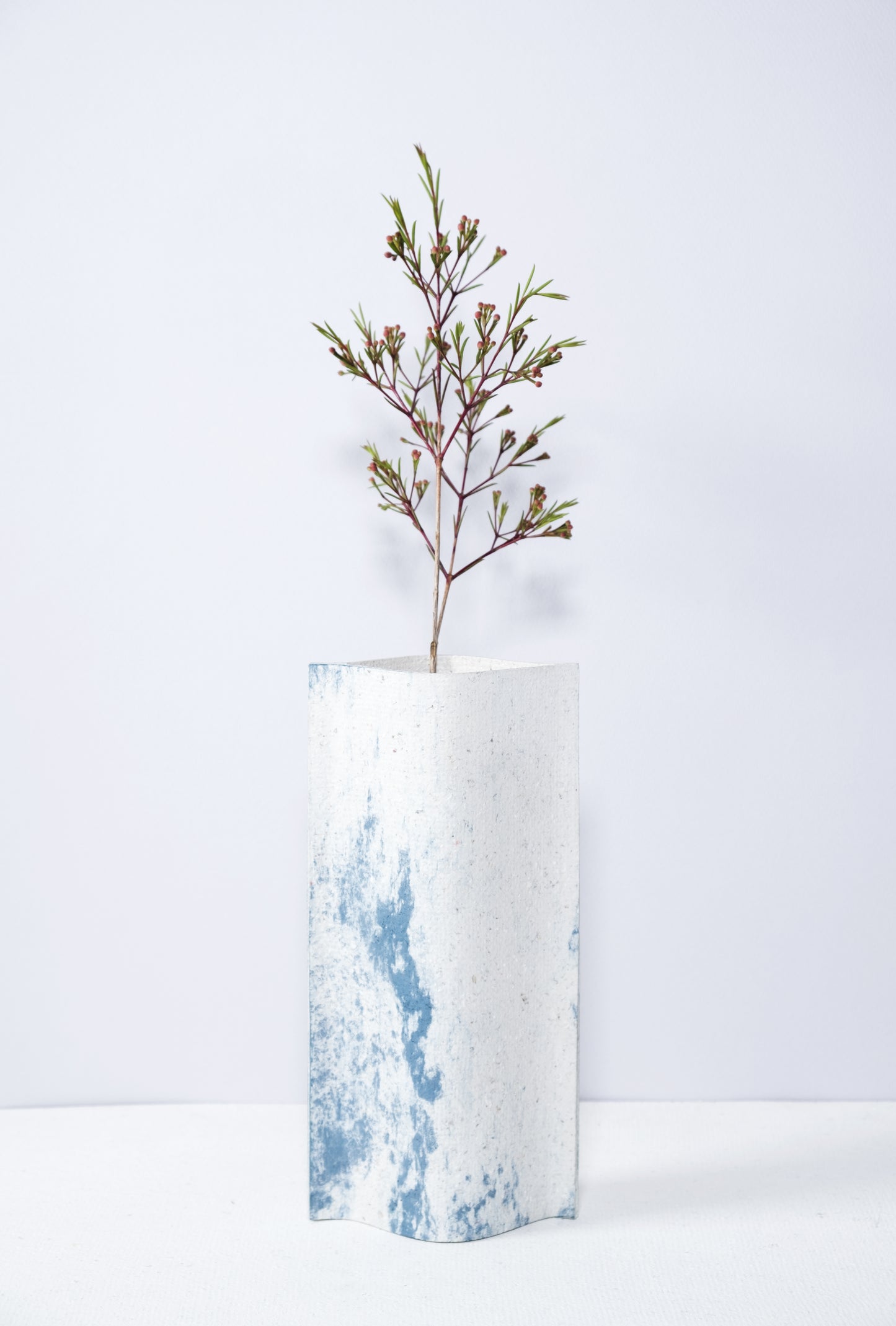 Vase de créateurs artisanal et écologique avec des marbrures bleues et blanches. Objet d'artiste pour décoration d'intérieur originale.  
