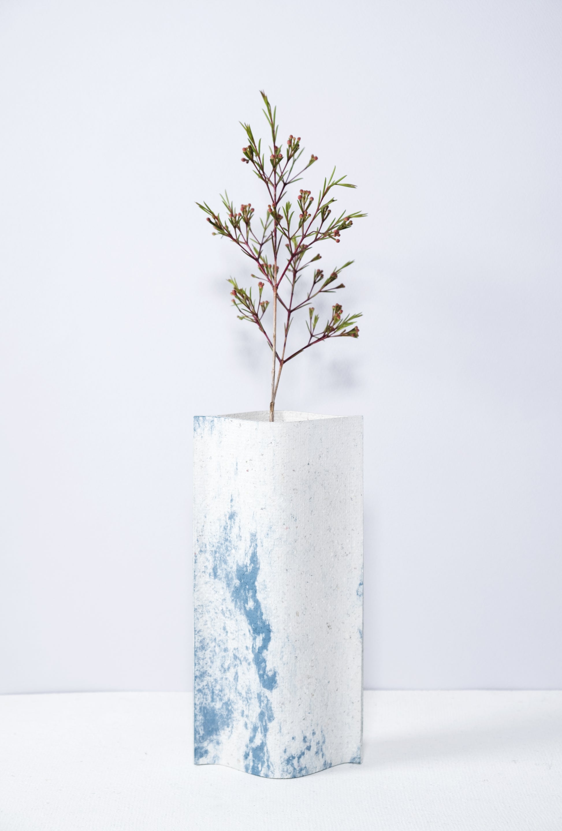 Vase de créateurs artisanal et écologique avec des marbrures bleues et blanches. Objet d'artiste pour décoration d'intérieur originale.  