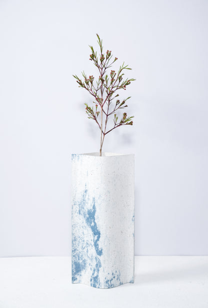 Vase de créateurs artisanal et écologique avec des marbrures bleues et blanches. Objet d'artiste pour décoration d'intérieur originale.  