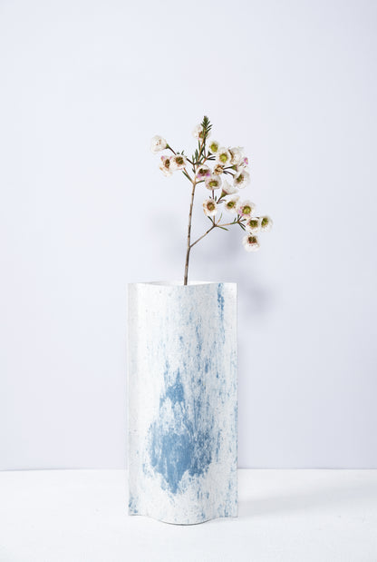 Vase de créateurs artisanal et écologique avec des marbrures bleues et blanches. Objet d'artiste pour décoration d'intérieur originale.  