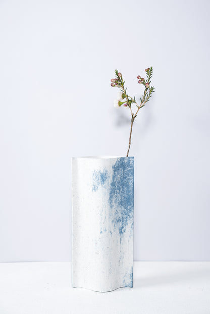 Vase de créateurs artisanal et écologique avec des marbrures bleues et blanches. Objet d'artiste pour décoration d'intérieur originale.  