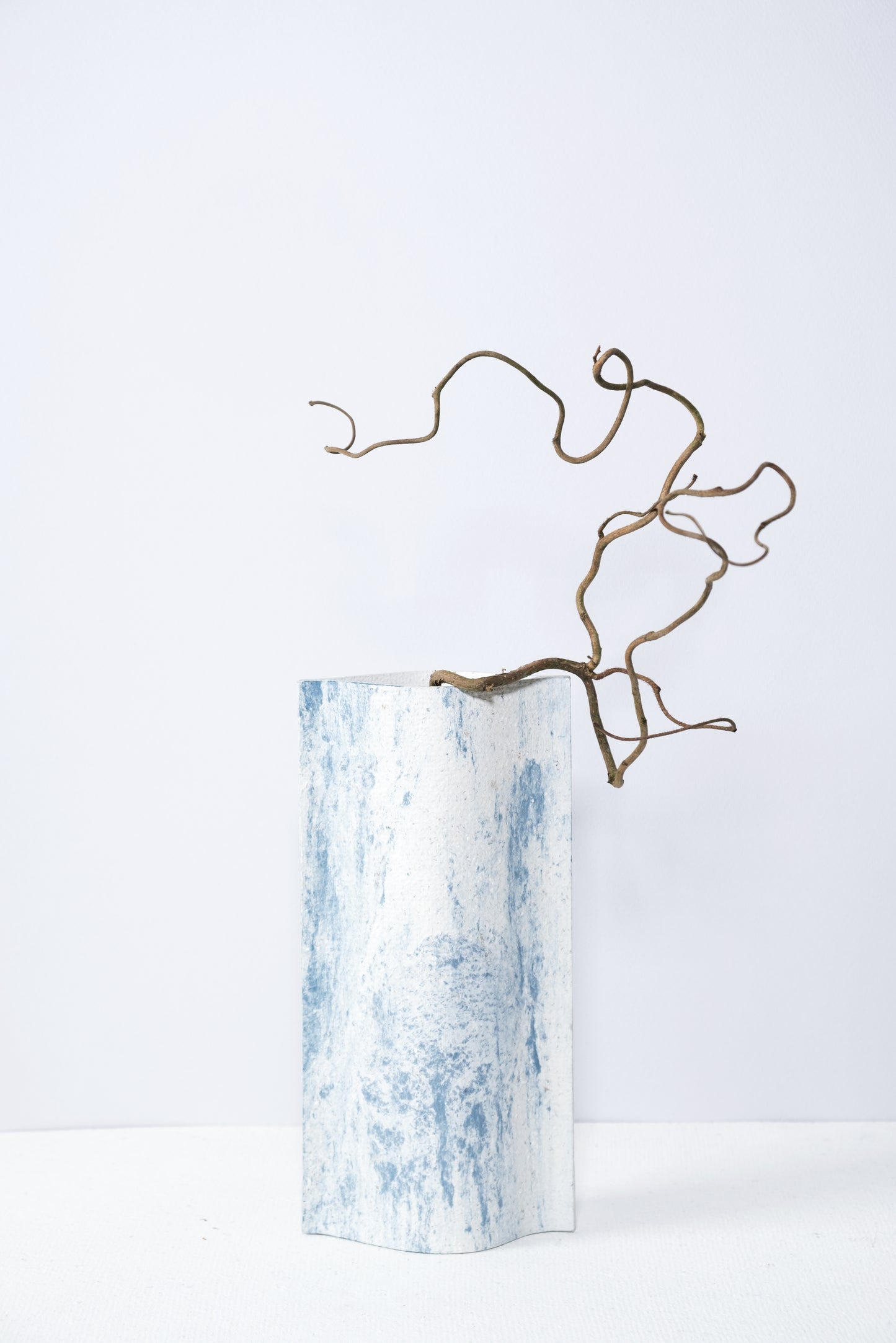 Vase de créateurs artisanal et écologique avec des marbrures bleues et blanches. Objet d'artiste pour décoration d'intérieur originale.  