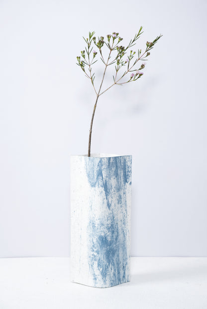 Vase de créateurs artisanal et écologique avec des marbrures bleues et blanches. Objet d'artiste pour décoration d'intérieur originale.  