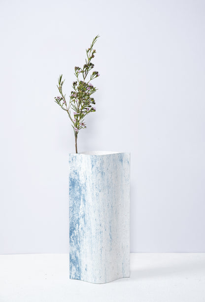 Vase de créateurs artisanal et écologique avec des marbrures bleues et blanches. Objet d'artiste pour décoration d'intérieur originale.  