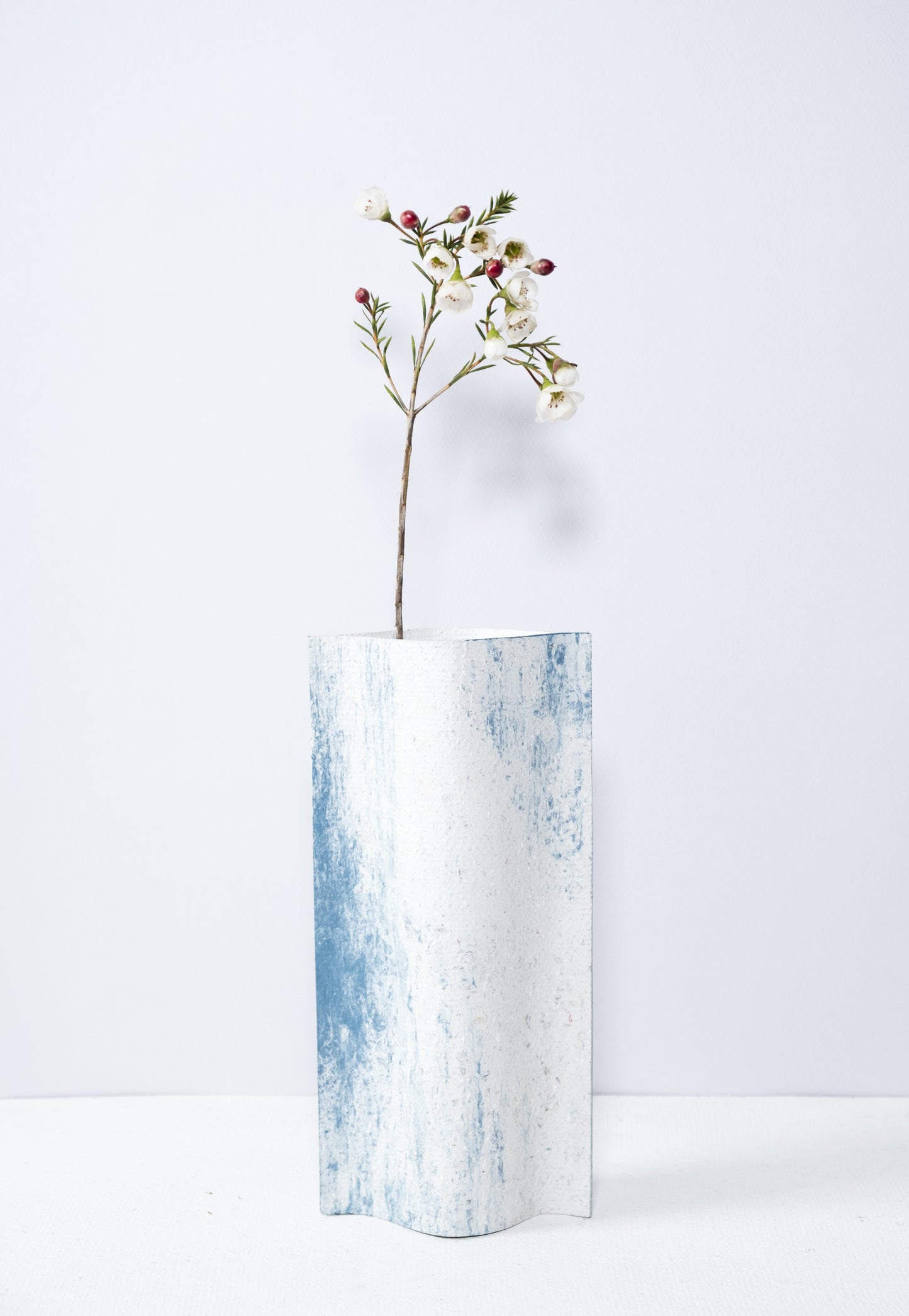 Vase de créateurs artisanal et écologique avec des marbrures bleues et blanches. Objet d'artiste pour décoration d'intérieur originale.  