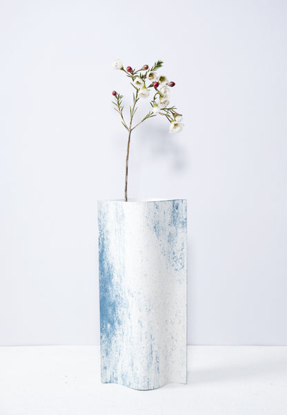 Vase de créateurs artisanal et écologique avec des marbrures bleues et blanches. Objet d'artiste pour décoration d'intérieur originale.  