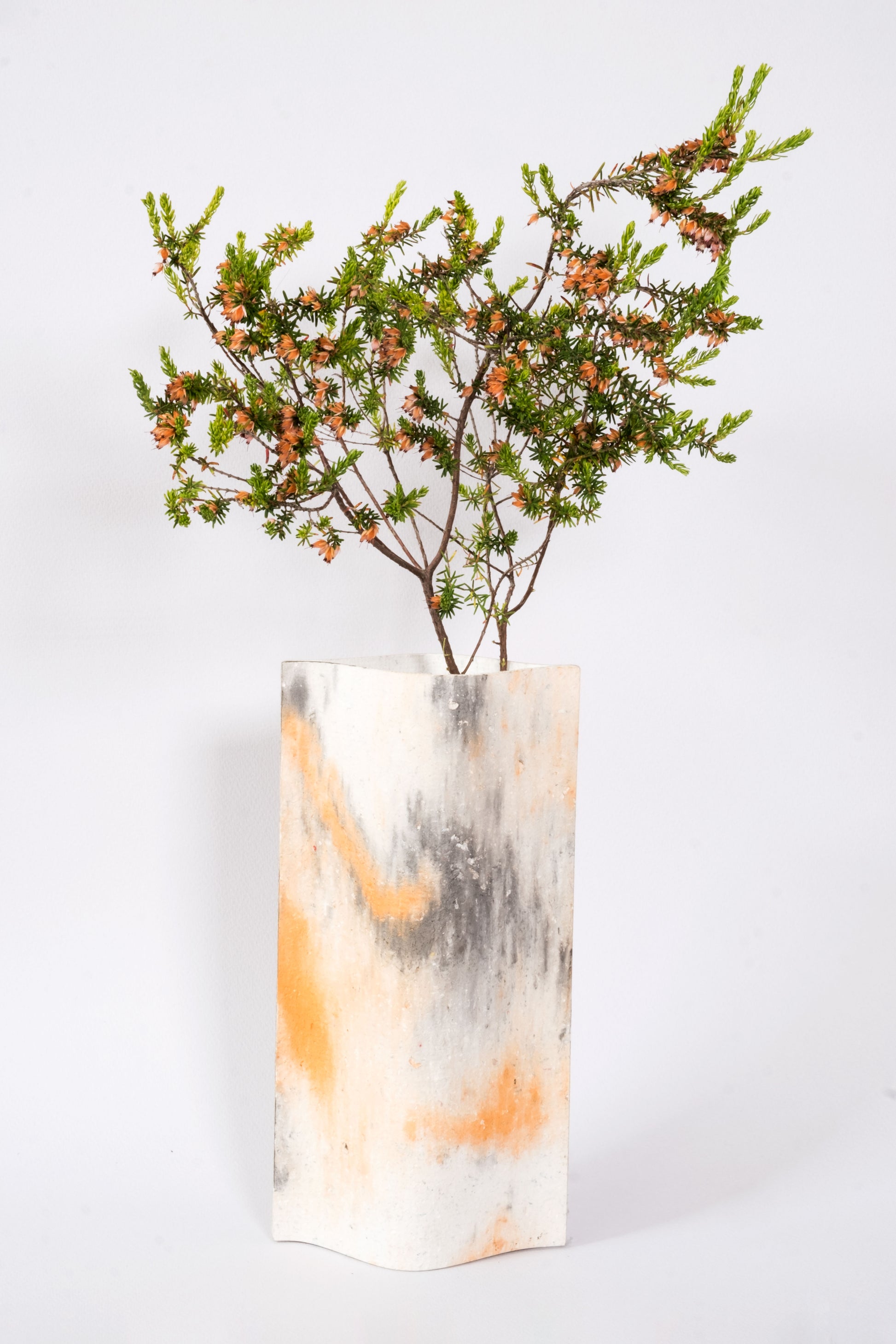 Vase de créateurs artisanal et écologique avec des marbrures noir et jaunes. Objet d'artiste pour décoration d'intérieur originale. 