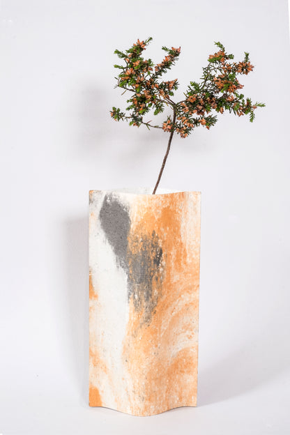 Vase de créateurs artisanal et écologique avec des marbrures noir et jaunes. Objet d'artiste pour décoration d'intérieur originale. 