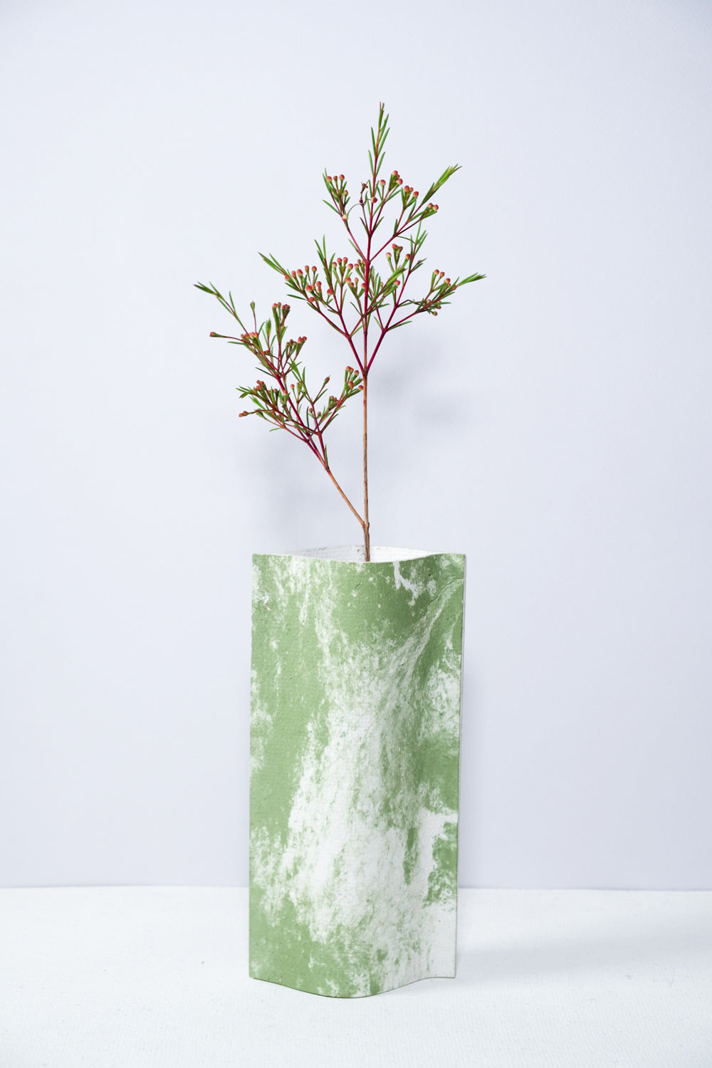 Vase de créateurs artisanal et écologique avec des marbrures vertes et blanches. Objet d'artiste pour décoration d'intérieur originale.  