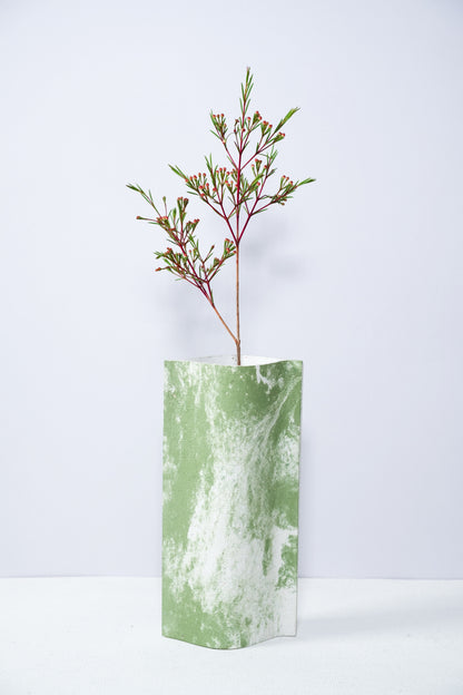 Vase de créateurs artisanal et écologique avec des marbrures vertes et blanches. Objet d'artiste pour décoration d'intérieur originale.  