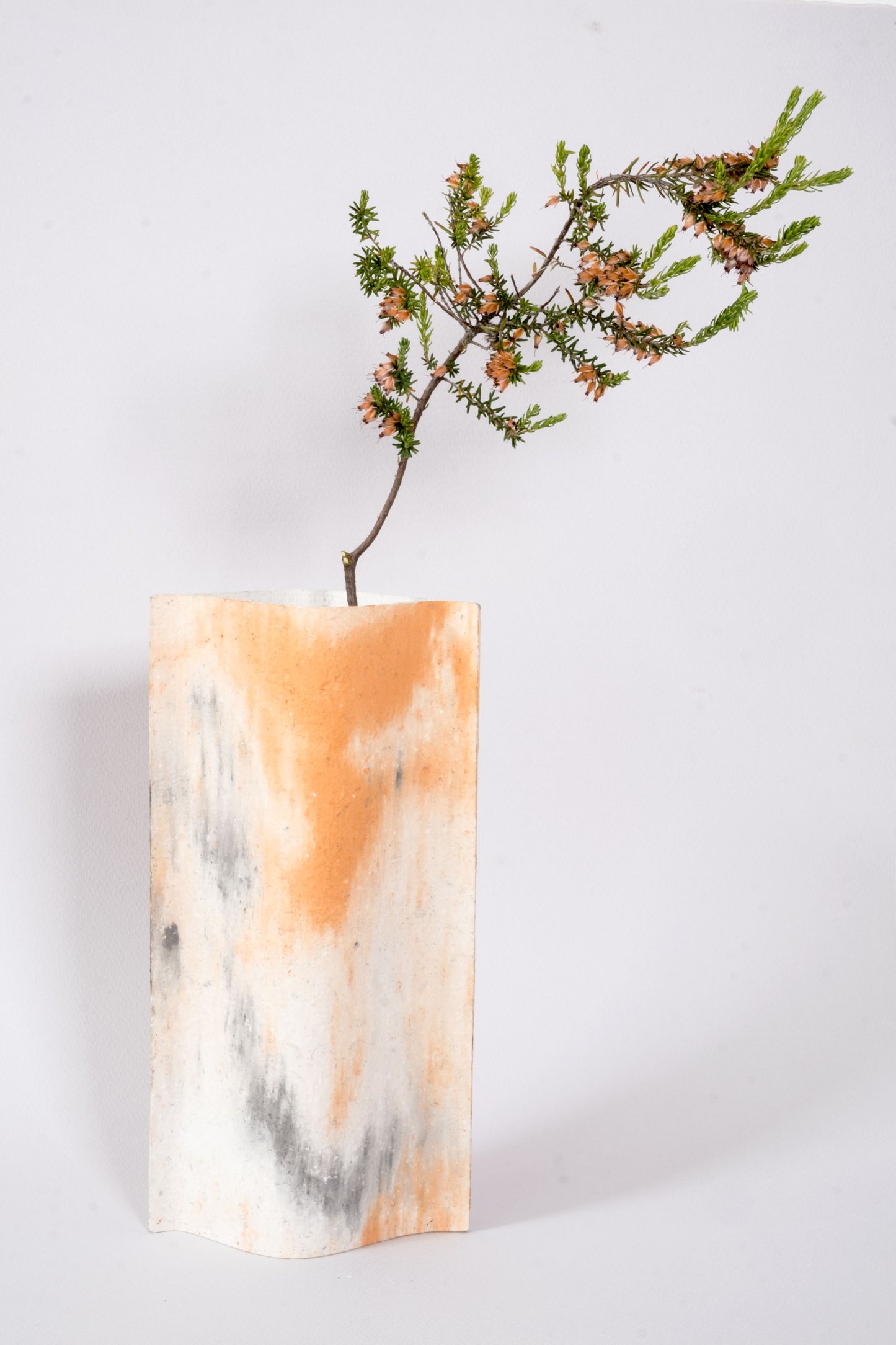 Vase de créateurs artisanal et écologique avec des marbrures noir et jaunes. Objet d'artiste pour décoration d'intérieur originale. 
