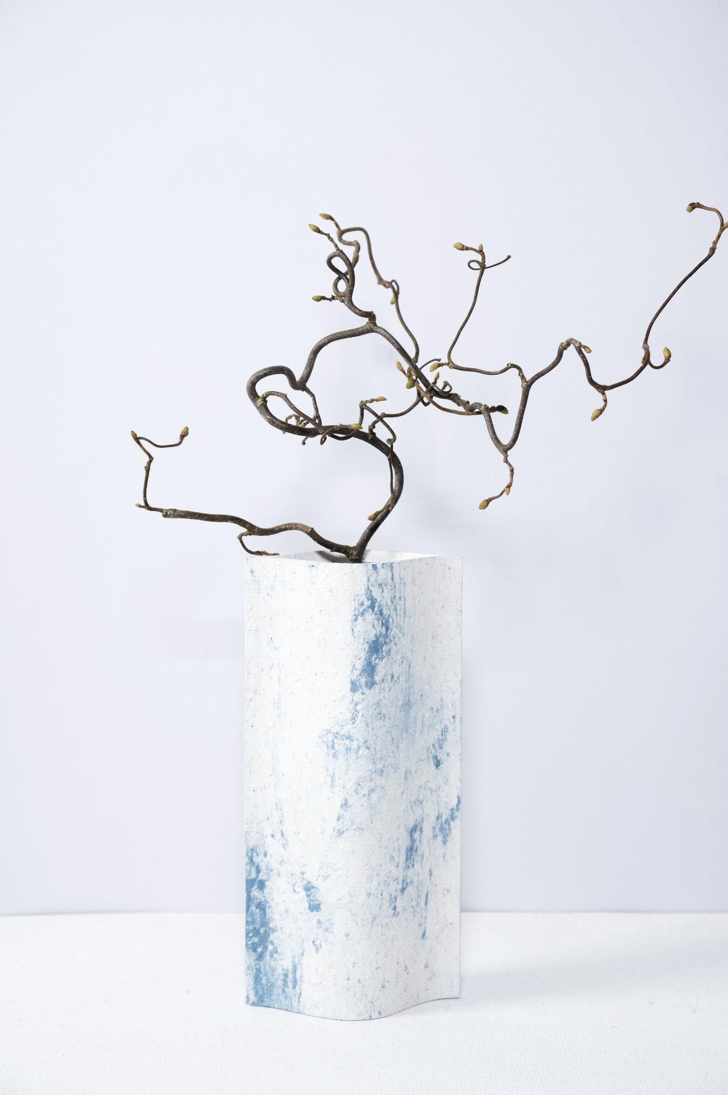 Vase de créateurs artisanal et écologique avec des marbrures bleues et blanches. Objet d'artiste pour décoration d'intérieur originale.  