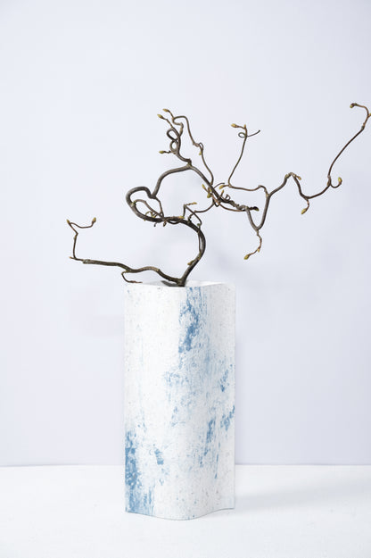 Vase de créateurs artisanal et écologique avec des marbrures bleues et blanches. Objet d'artiste pour décoration d'intérieur originale.  