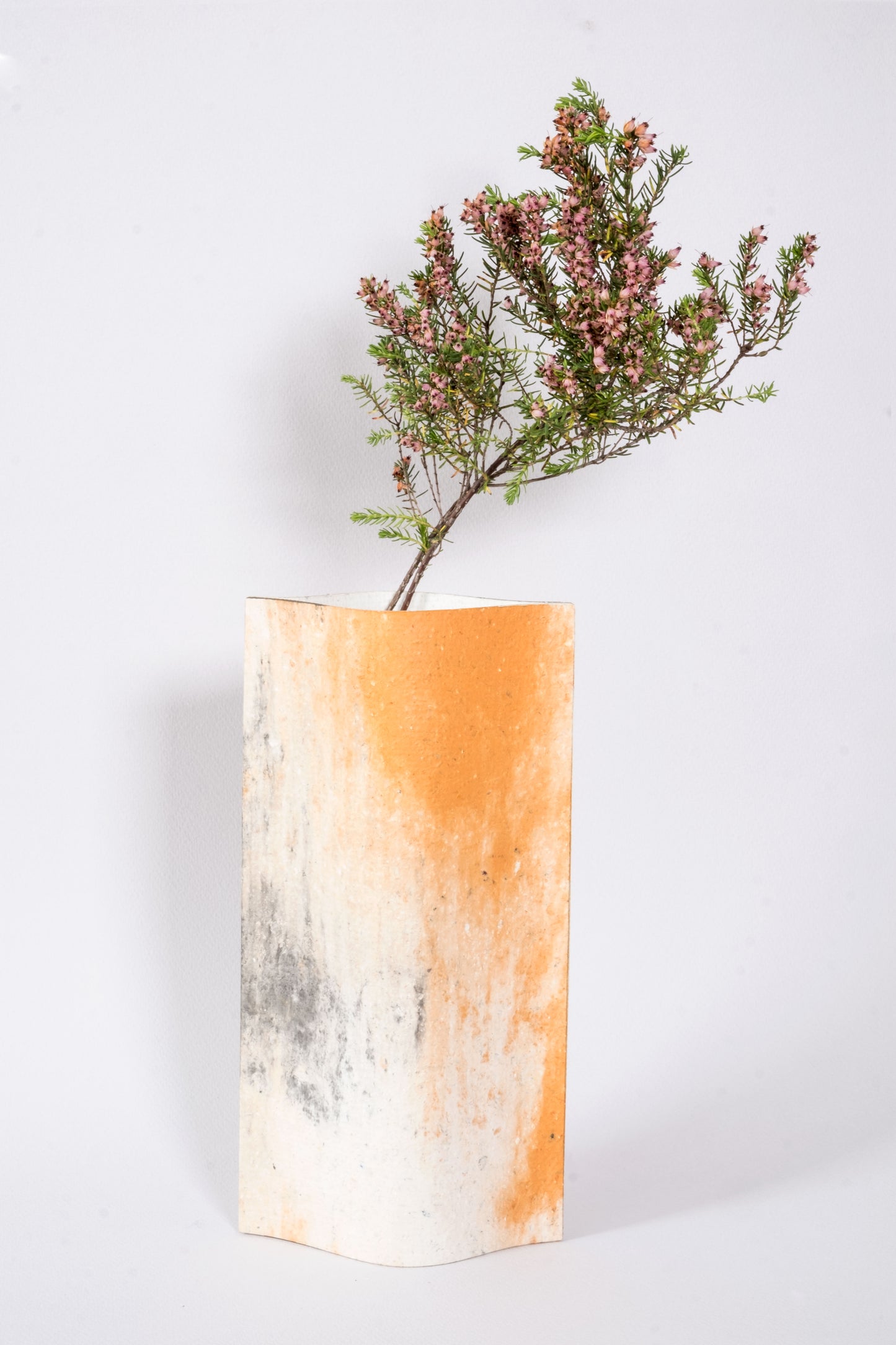 Vase de créateurs artisanal et écologique avec des marbrures noir et jaunes. Objet d'artiste pour décoration d'intérieur originale. 