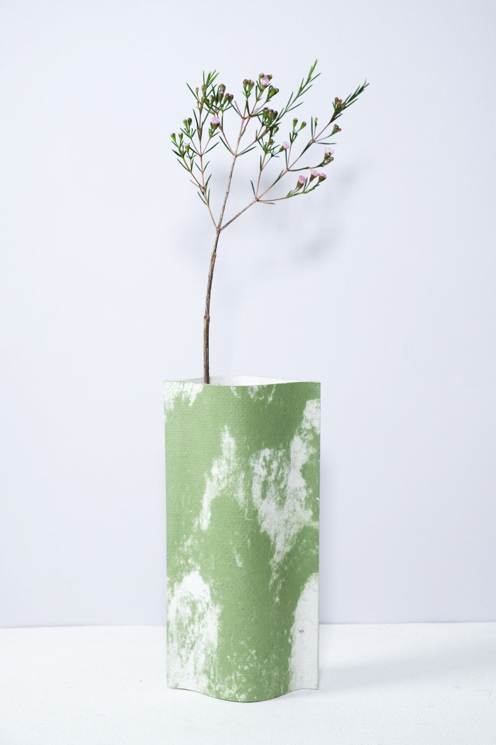 Vase de créateurs artisanal et écologique avec des marbrures vertes et blanches. Objet d'artiste pour décoration d'intérieur originale.  