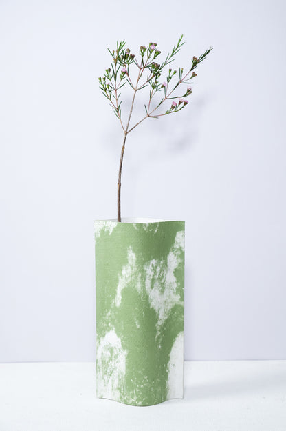 Vase de créateurs artisanal et écologique avec des marbrures vertes et blanches. Objet d'artiste pour décoration d'intérieur originale.  