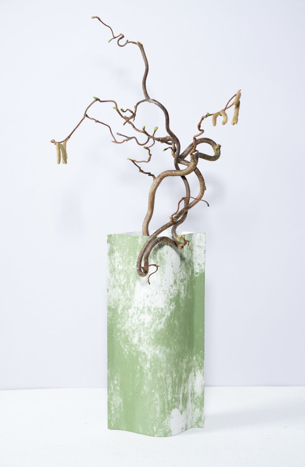 Vase de créateurs artisanal et écologique avec des marbrures vertes et blanches. Objet d'artiste pour décoration d'intérieur originale.  