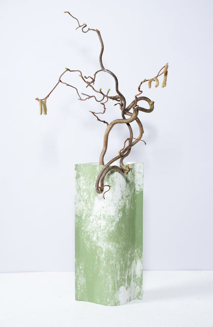 Vase de créateurs artisanal et écologique avec des marbrures vertes et blanches. Objet d'artiste pour décoration d'intérieur originale.  