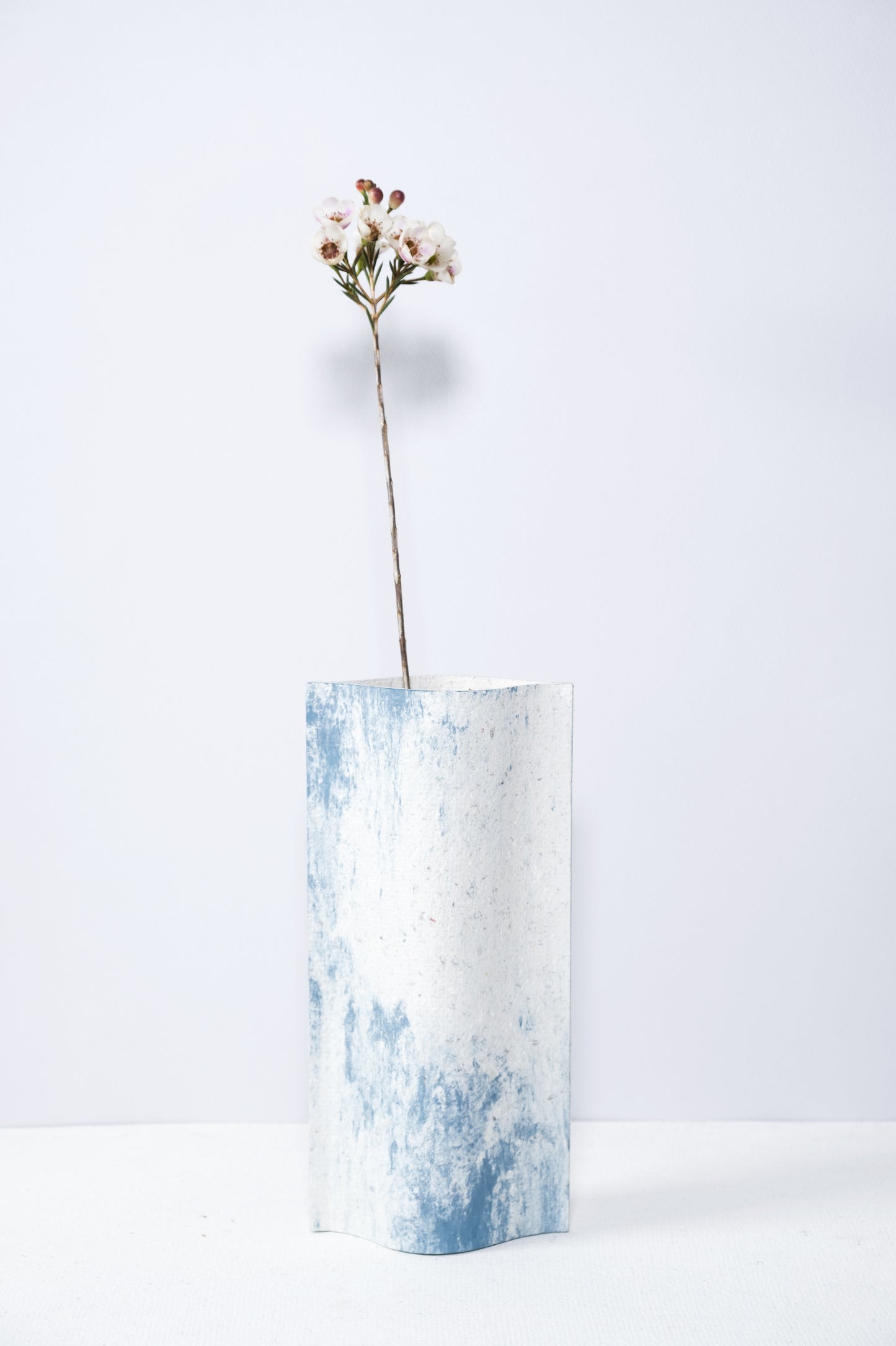 Vase de créateurs artisanal et écologique avec des marbrures bleues et blanches. Objet d'artiste pour décoration d'intérieur originale.  