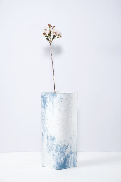 Vase de créateurs artisanal et écologique avec des marbrures bleues et blanches. Objet d'artiste pour décoration d'intérieur originale.  