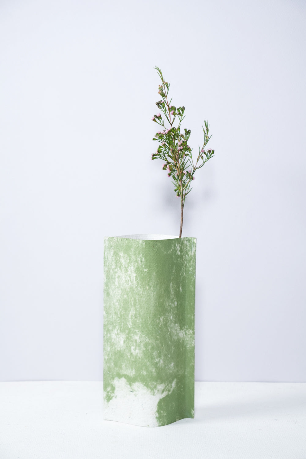 Vase de créateurs artisanal et écologique avec des marbrures vertes et blanches. Objet d'artiste pour décoration d'intérieur originale.  