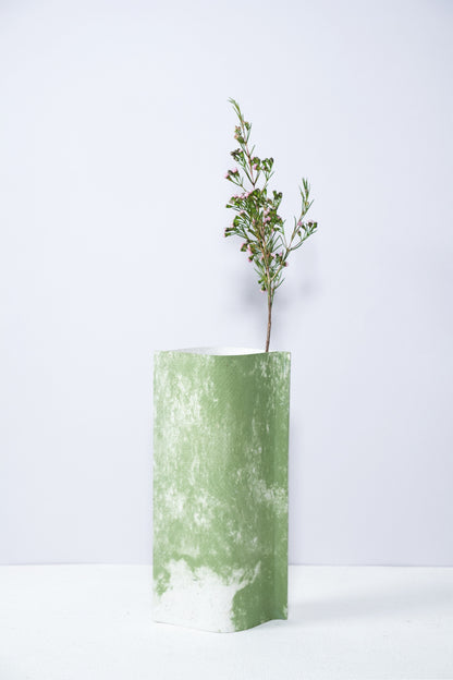 Vase de créateurs artisanal et écologique avec des marbrures vertes et blanches. Objet d'artiste pour décoration d'intérieur originale.  