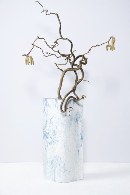 Vase de créateurs artisanal et écologique avec des marbrures bleues et blanches. Objet d'artiste pour décoration d'intérieur originale.  