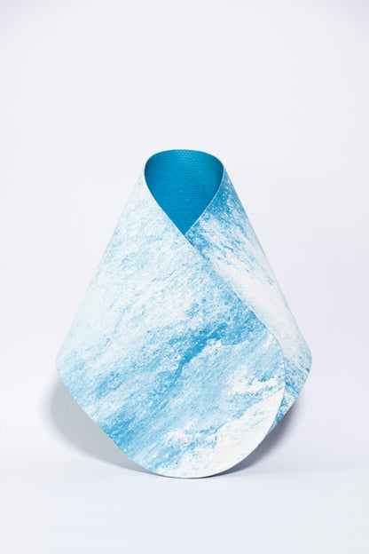 Vase de créateurs artisanal et écologique avec des marbrures bleues et blanches. Objet d'artiste inspiré du kimono japonnais pour décoration d'intérieur originale.  