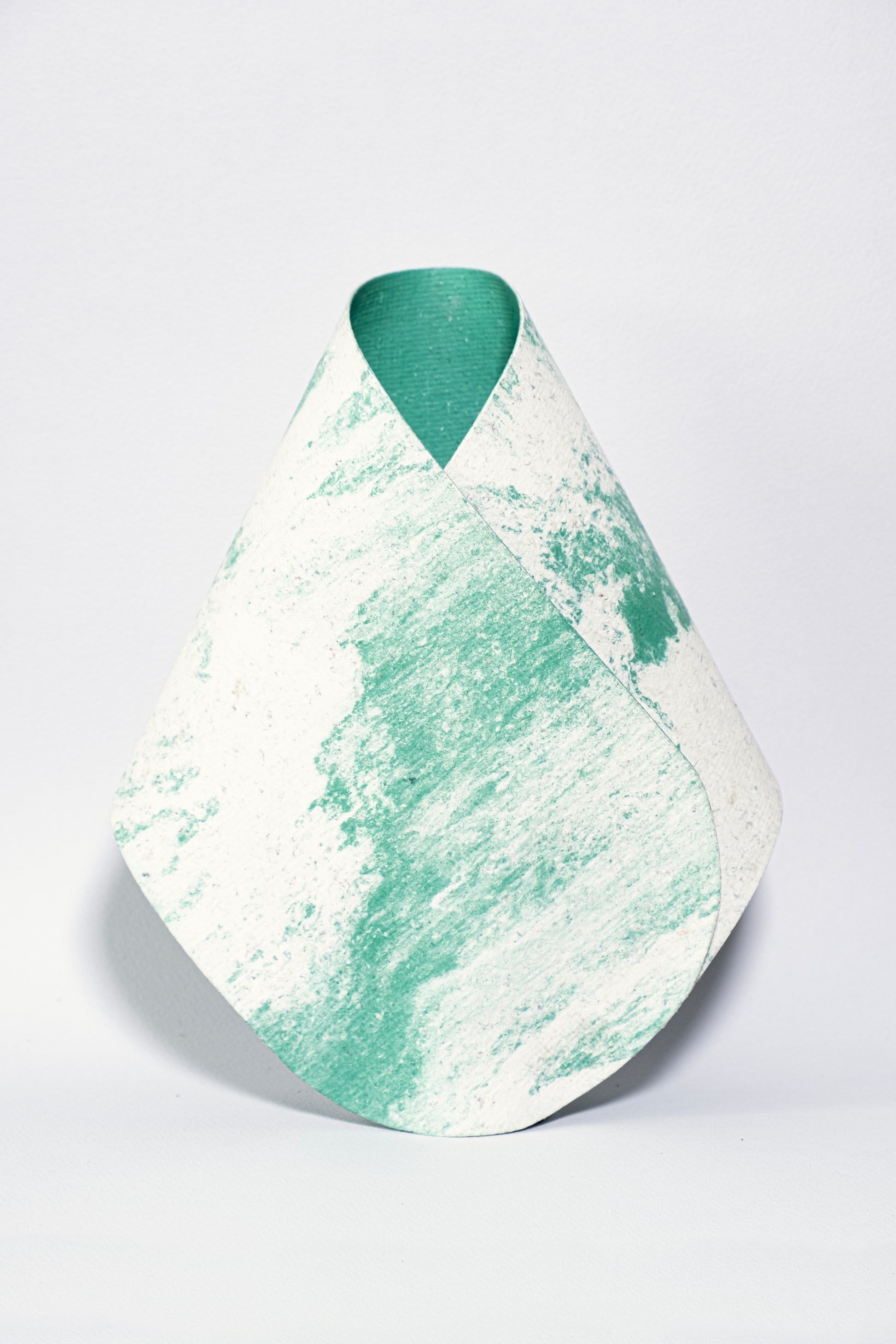 Vase de créateurs artisanal et écologique avec des marbrures vertes et blanches. Objet d'artiste inspiré du kimono japonnais pour décoration d'intérieur originale.  