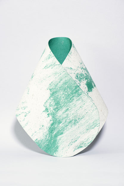 Vase de créateurs artisanal et écologique avec des marbrures vertes et blanches. Objet d'artiste inspiré du kimono japonnais pour décoration d'intérieur originale.  