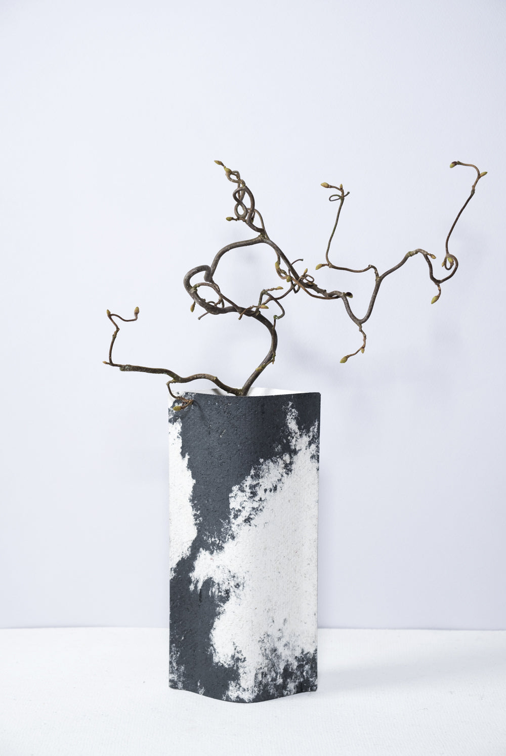 Vase de créateurs artisanal et écologique avec des marbrures noires et blanches. Objet d'artiste pour décoration d'intérieur originale.  