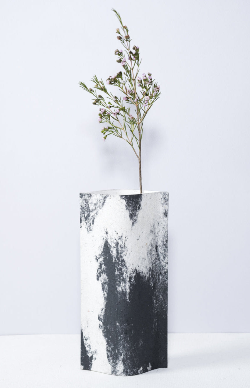 Vase de créateurs artisanal et écologique avec des marbrures noires et blanches. Objet d'artiste et accessoires de décoration pour décoration d'intérieur originale.  