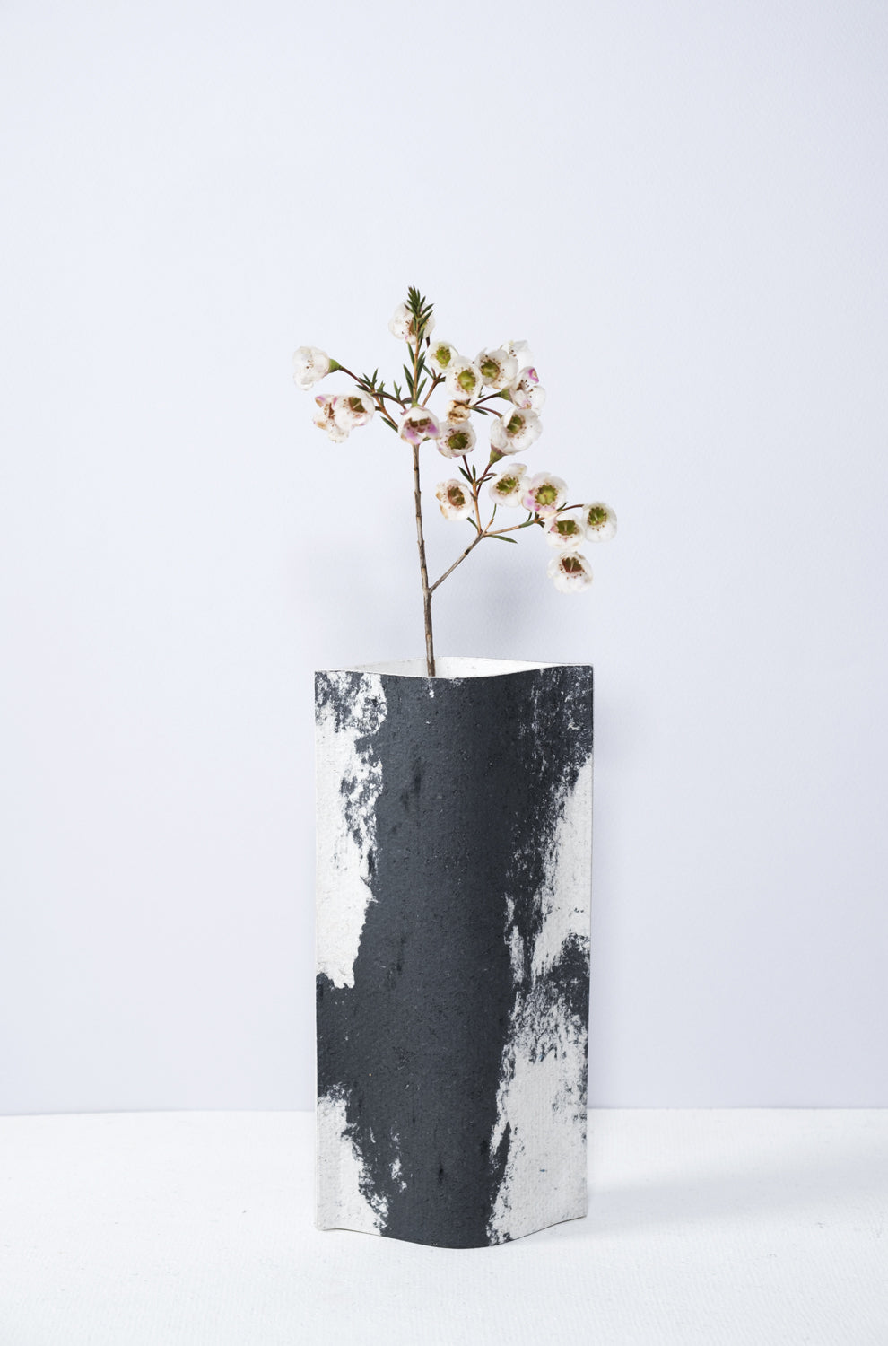 Vase de créateurs artisanal et écologique avec des marbrures noires et blanches. Objet d'artiste et accessoires de décoration pour décoration d'intérieur originale.  