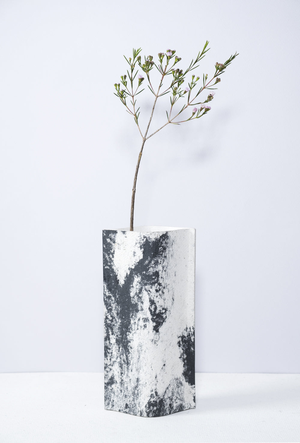 Vase de créateurs artisanal et écologique avec des marbrures noires et blanches. Objet d'artiste pour décoration d'intérieur originale.  