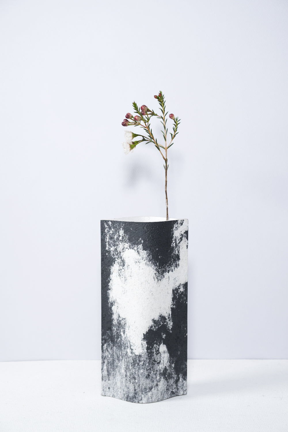 Vase de créateurs artisanal et écologique avec des marbrures noires et blanches. Objet d'artiste et accessoires de décoration pour décoration d'intérieur originale.  